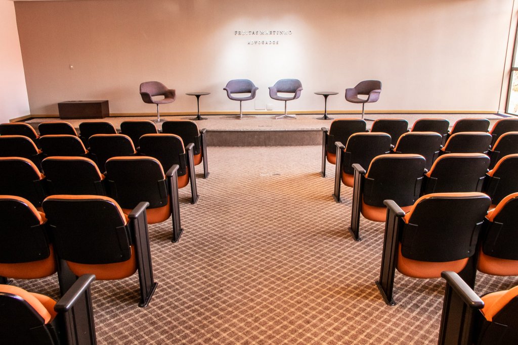 Auditório com visão para palco