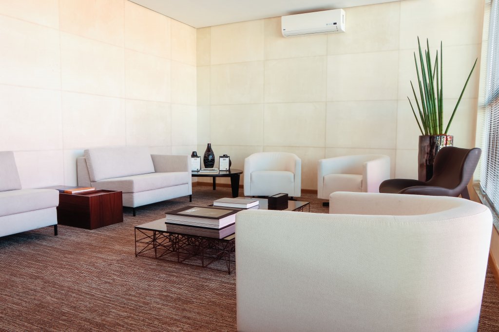 Espaço com sofás
